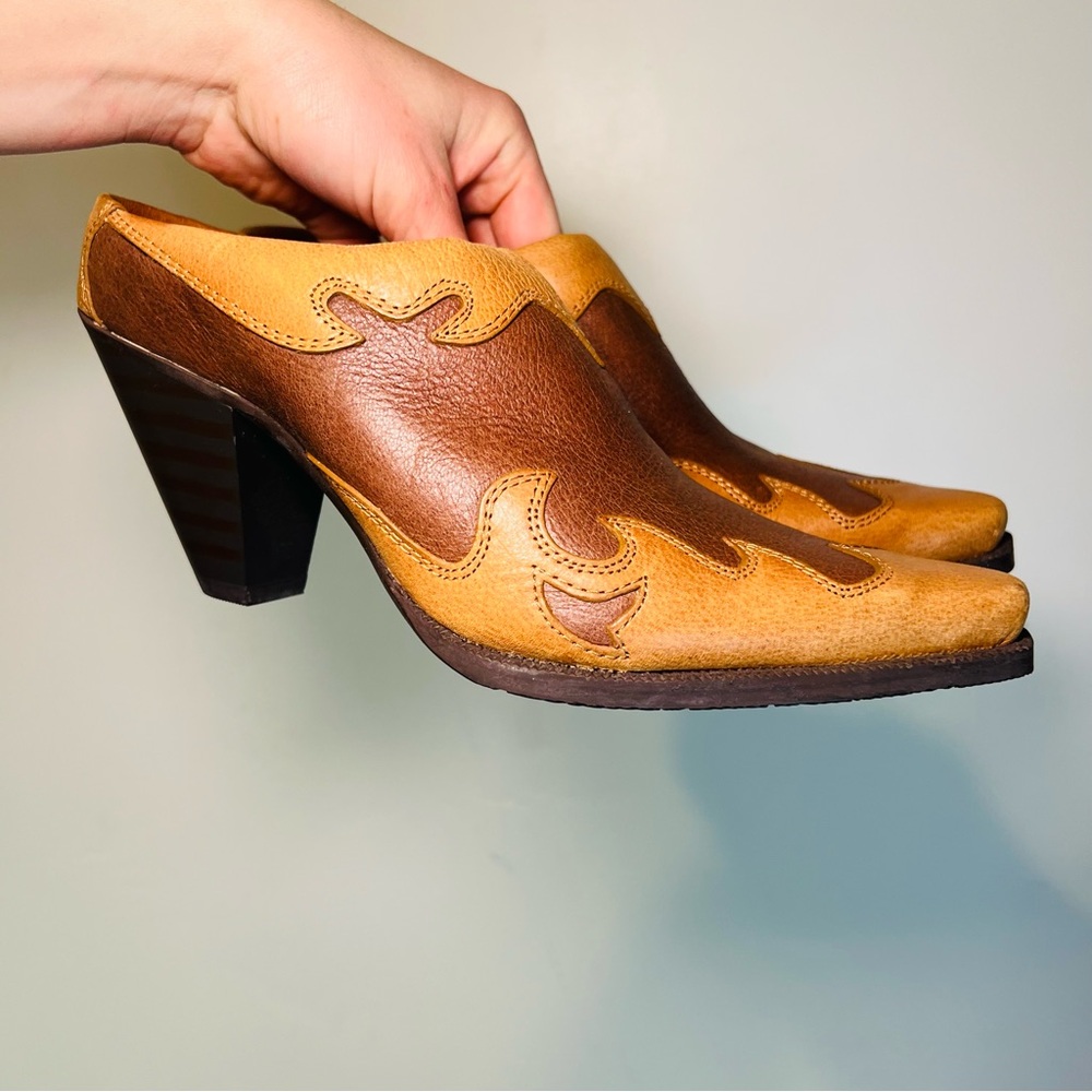Womenโs Two-Tone Brown Leather Western Heel Pumps